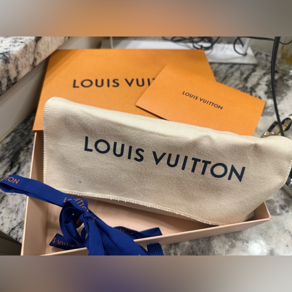 Louis Vuitton Brown Wallets in Iconic Damier Pattern - Picture 9 of 12